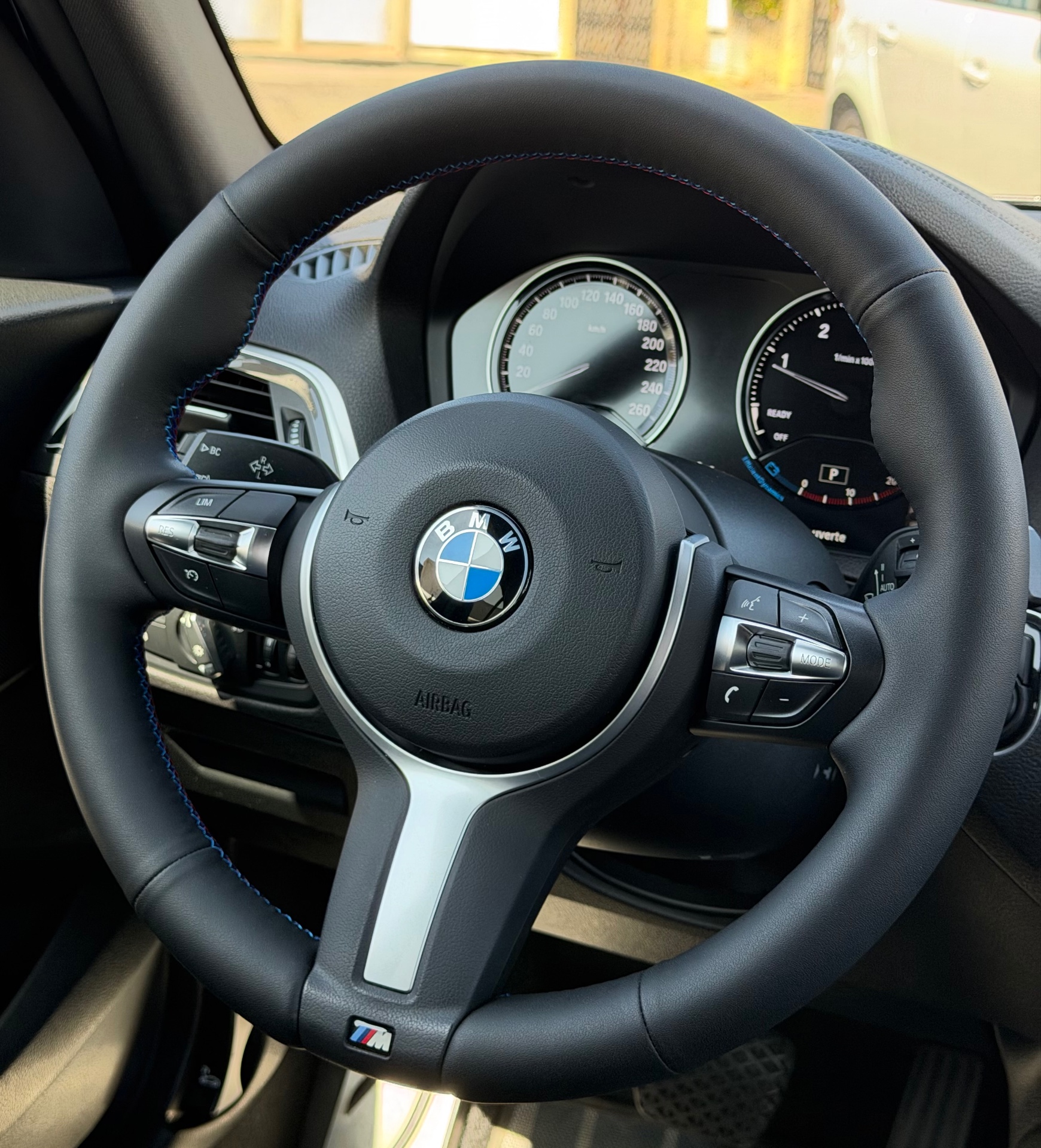 Volant BMW M cuir lisse coutures bleues